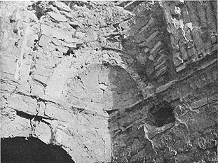 Ukheidir, squinch arch on second storey.