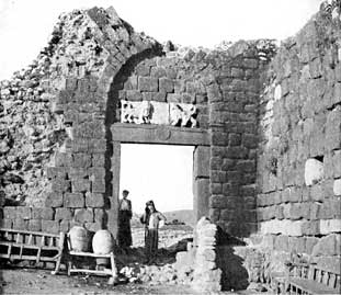 Jeziret Ibn 'Umar, gate of fortress